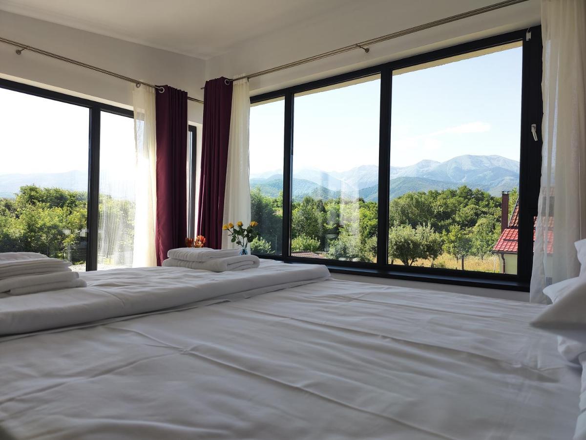 Jai Giridhari Villa Avrig Exteriör bild