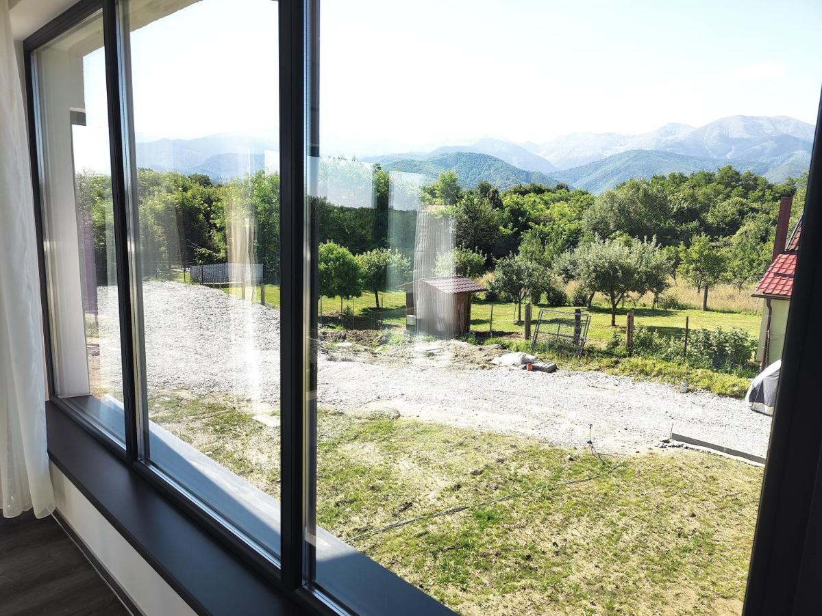 Jai Giridhari Villa Avrig Exteriör bild