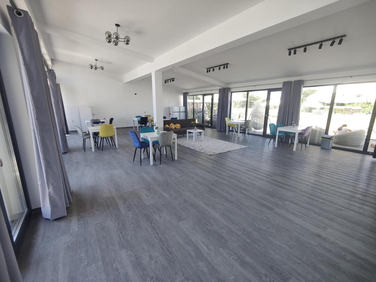 Jai Giridhari Villa Avrig Exteriör bild