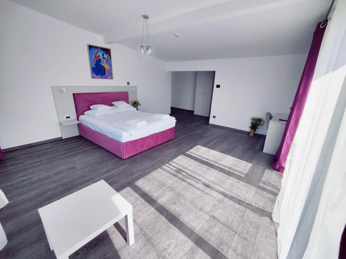 Jai Giridhari Villa Avrig Exteriör bild