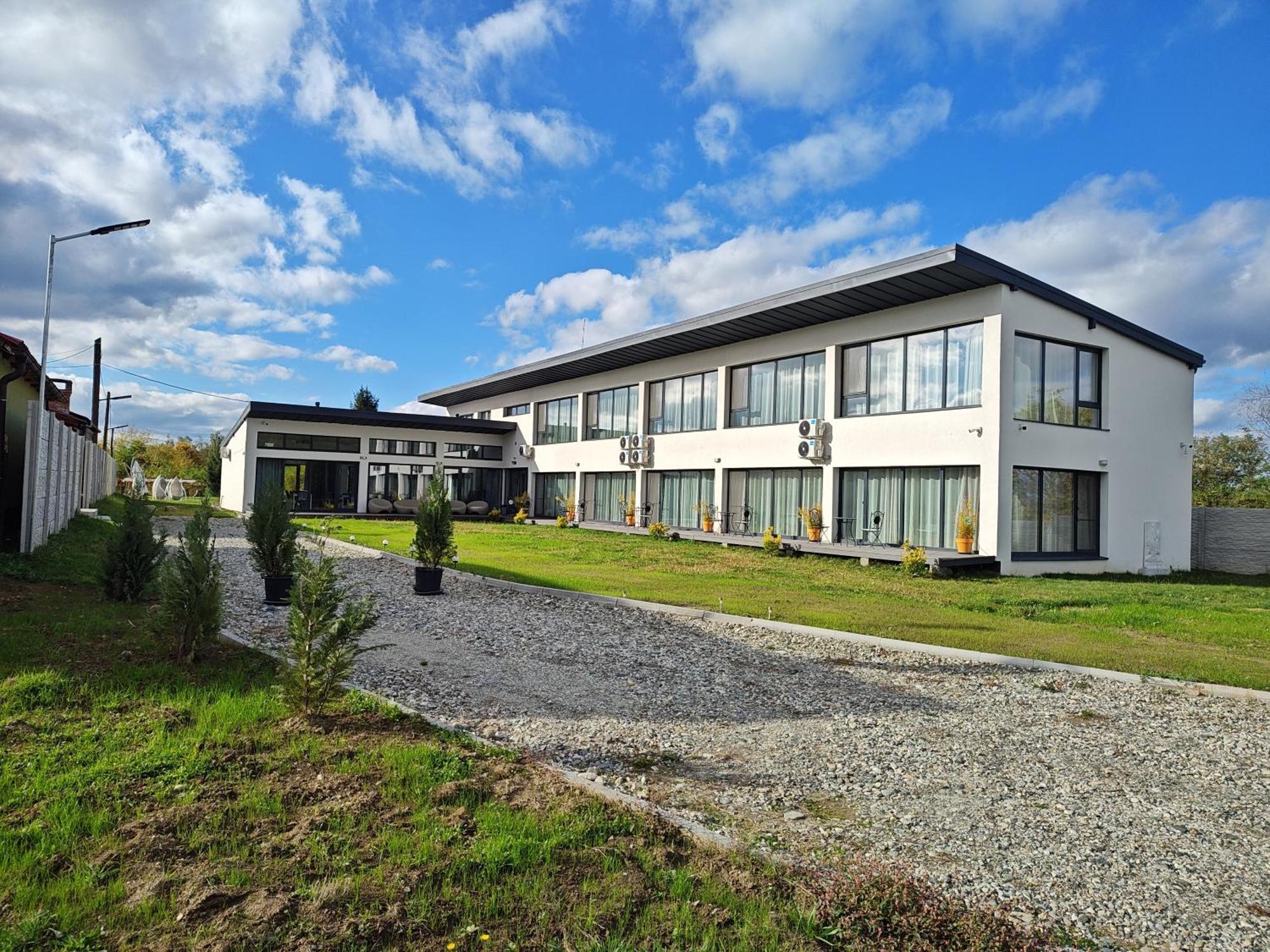 Jai Giridhari Villa Avrig Exteriör bild